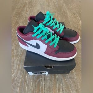Air Jordan 1 Low SE “Dark Beetroot” • GS size 7Y